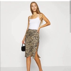 NWOT Good American animal print satin mid skirt M